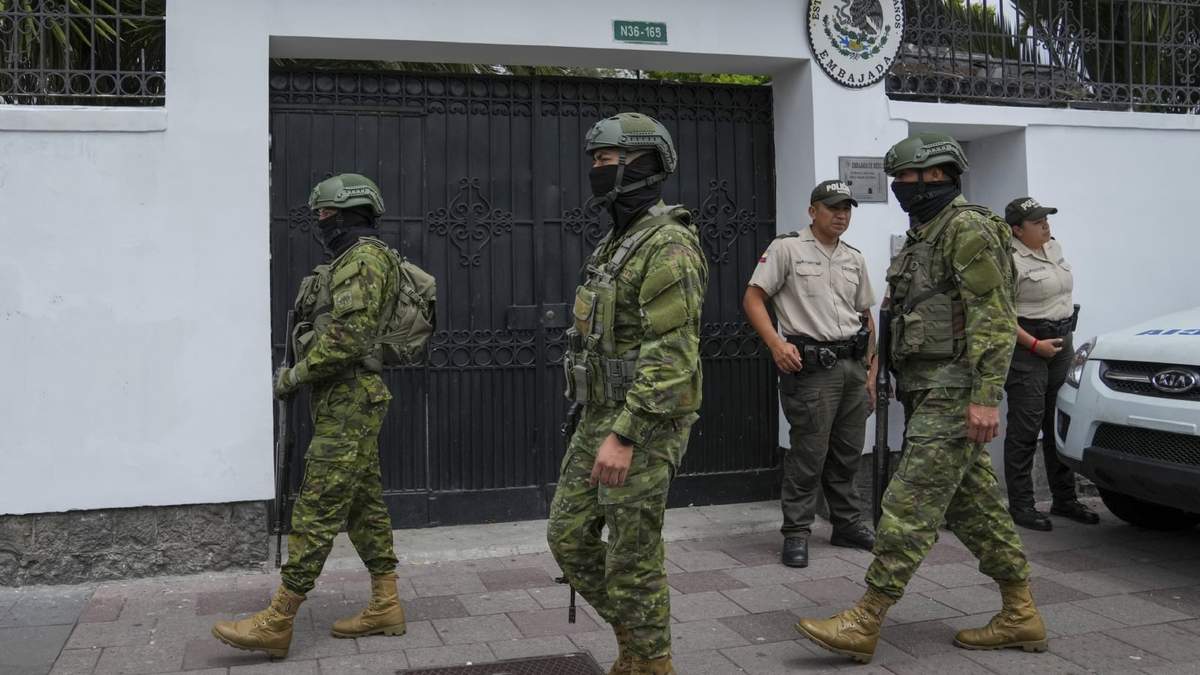 Militares y policías en la Embajada de México en Ecuador