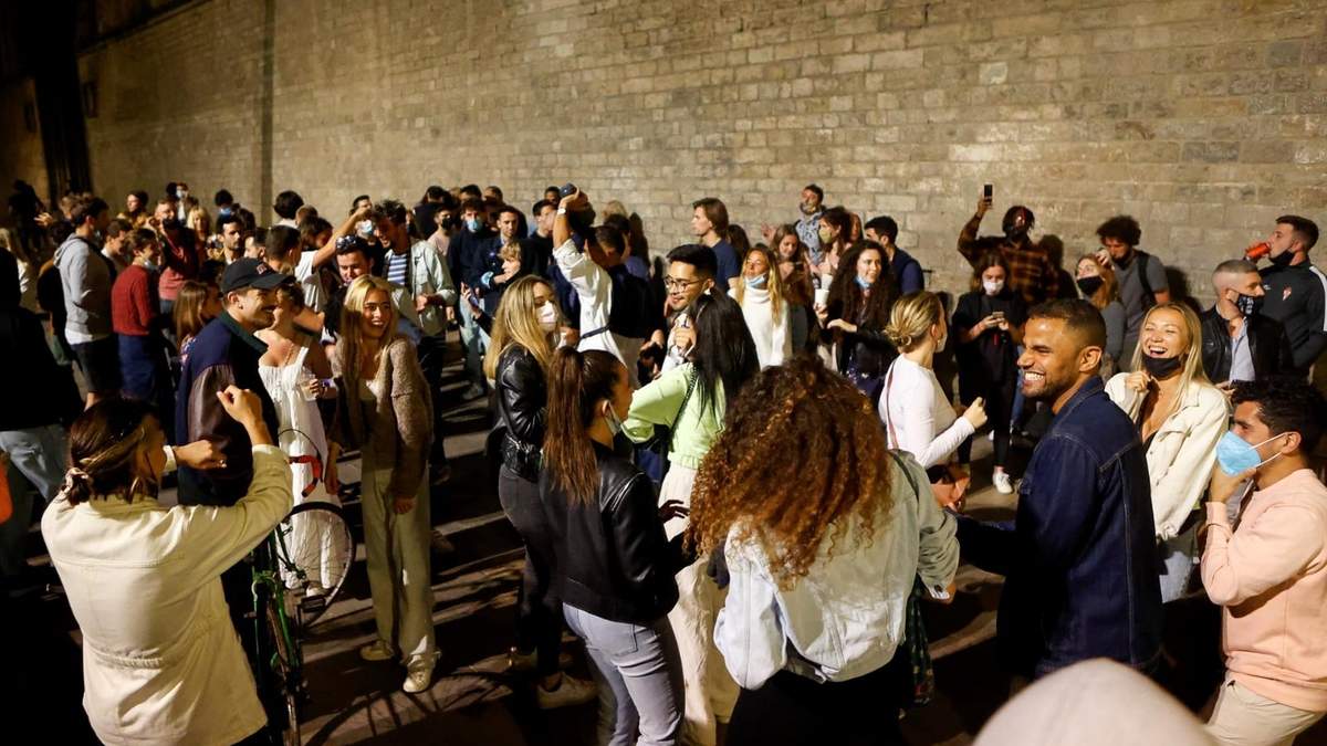 Personas celebran el fin del estado de alarmar en Madrid, capital de España. Fuente: (Twitter)