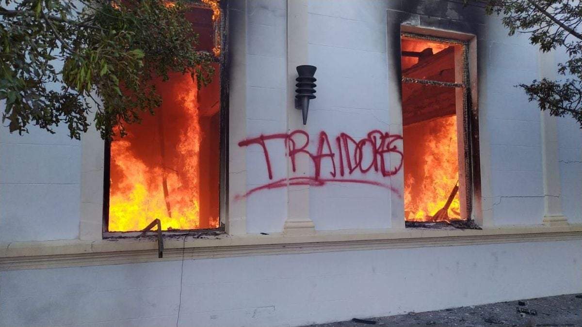 La Casa de Gobierno de Chubut en llamas. Fuente: (Twitter)