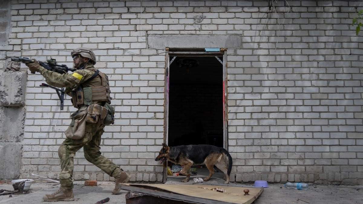 Un militar ucraniano patrulla durante una misión de reconocimiento en una aldea recuperada en las afueras de Kharkiv, este de Ucrania, el sábado 14 de mayo de 2022