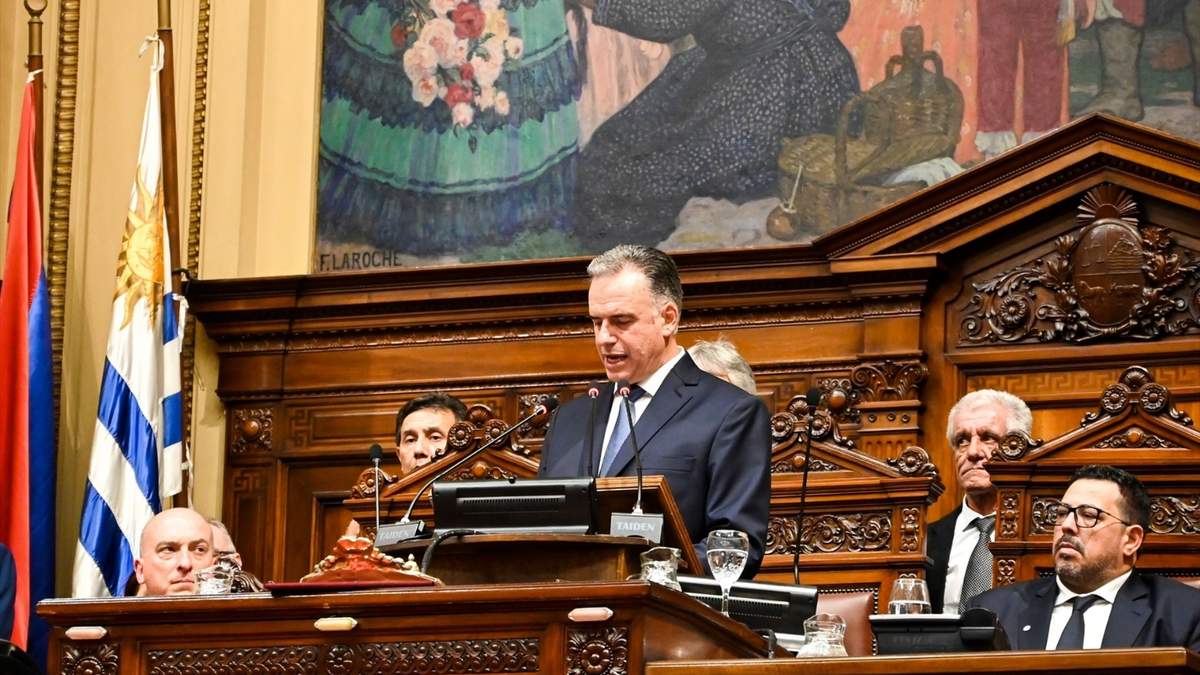 El presidente de Uruguay, Yamandú Orsi, en su toma de protesta, este sábado 1 de marzo