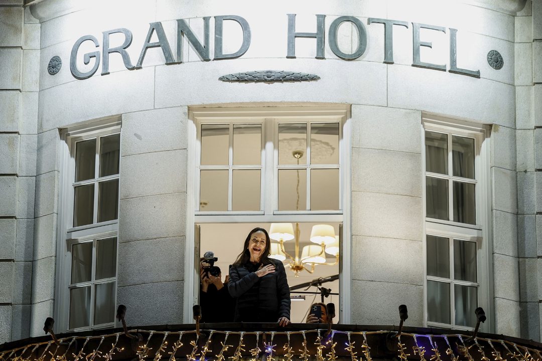 11 de diciembre. La Premio Nobel de la Paz, María Corina Machado, saluda a la multitud desde el Grand Hotel, en Oslo, Noruega. Foto Jonas Been HenriksenNTB Scanpix vía AP.