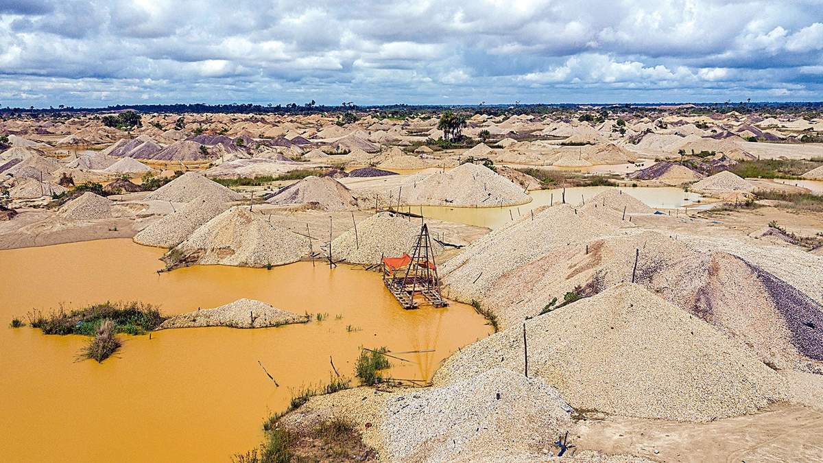 Extracción de oro en la reserva comunal Amarakaeri, Madre de Dios, Perú