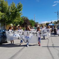 Preocupados por la situación edilicia de la Escuela 99, se movilizaron por las calles de Zapala