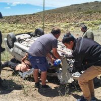 Volcó su auto en la Ruta 237, quedó atrapado y fue rescatado antes de que se incendiara por completo