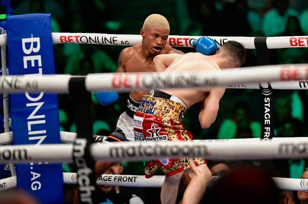 Pelea entre Adrián “Gatito” Curiel y Sivenanthi Nontshinga