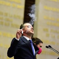 Diputado de MC vapea en tribuna... y propone regular cigarros electrónicos