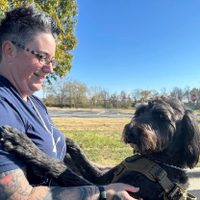 Veteranos de guerra con estrés postraumático mejoran gracias al programa de perros de asistencia