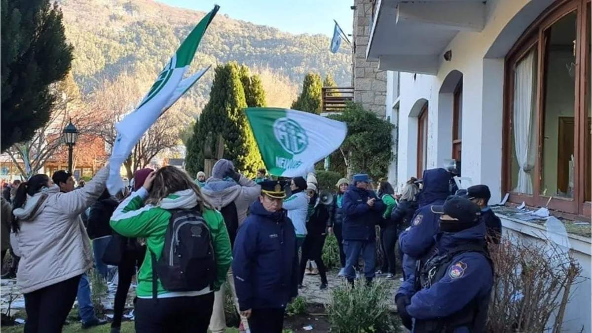 Violento ataque de ATE a la Municipalidad de San Martín de los Andes. Fuente: (Facebook)