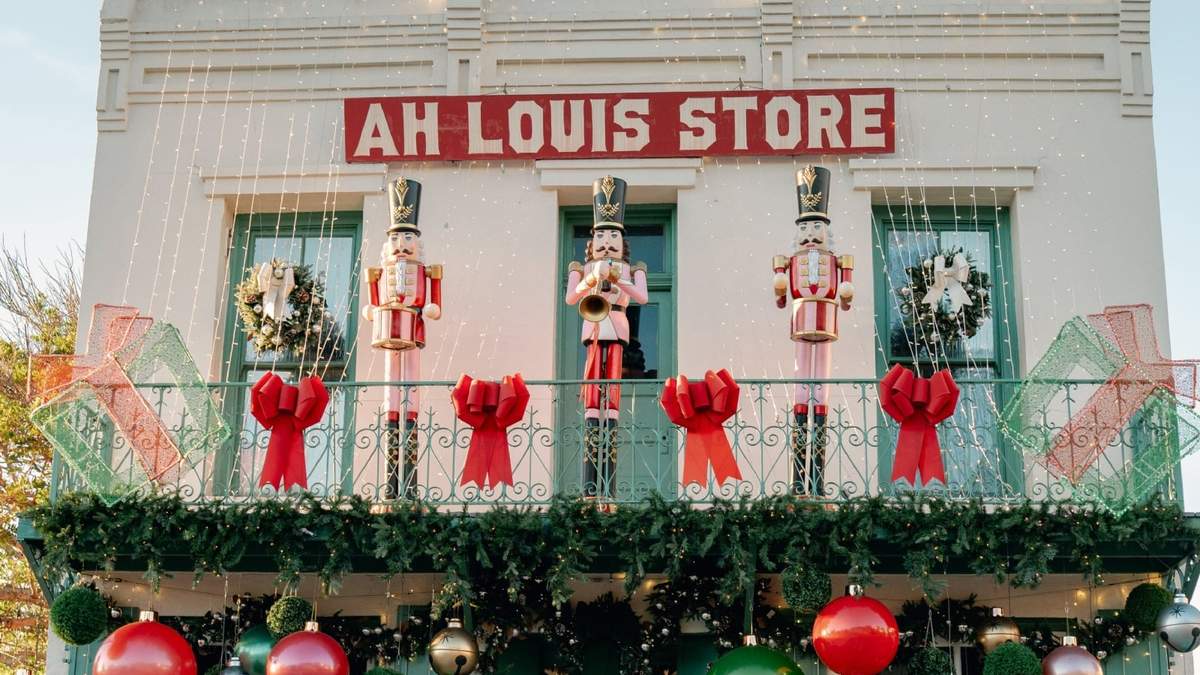 Esta imagen proporcionada por Ah Louis Store muestrala tienda decorada para las fistas, el 24 de noviembre de 2025 en San Luis Obispo, California