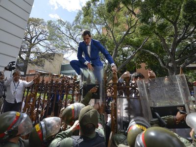 Máxima tensión en Venezuela: Guaidó intenta ingresar al Parlamento