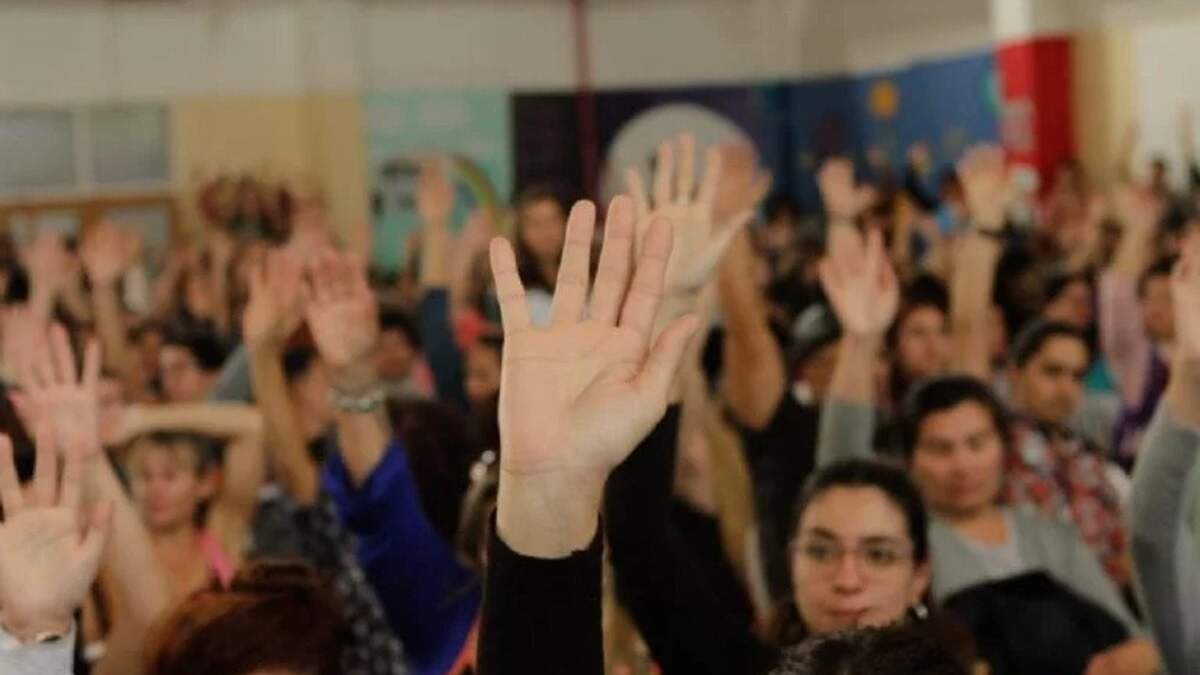 Asamblea de ATEN Capital. Fuente: (Emiliano Ortiz - Minuto Neuquén)