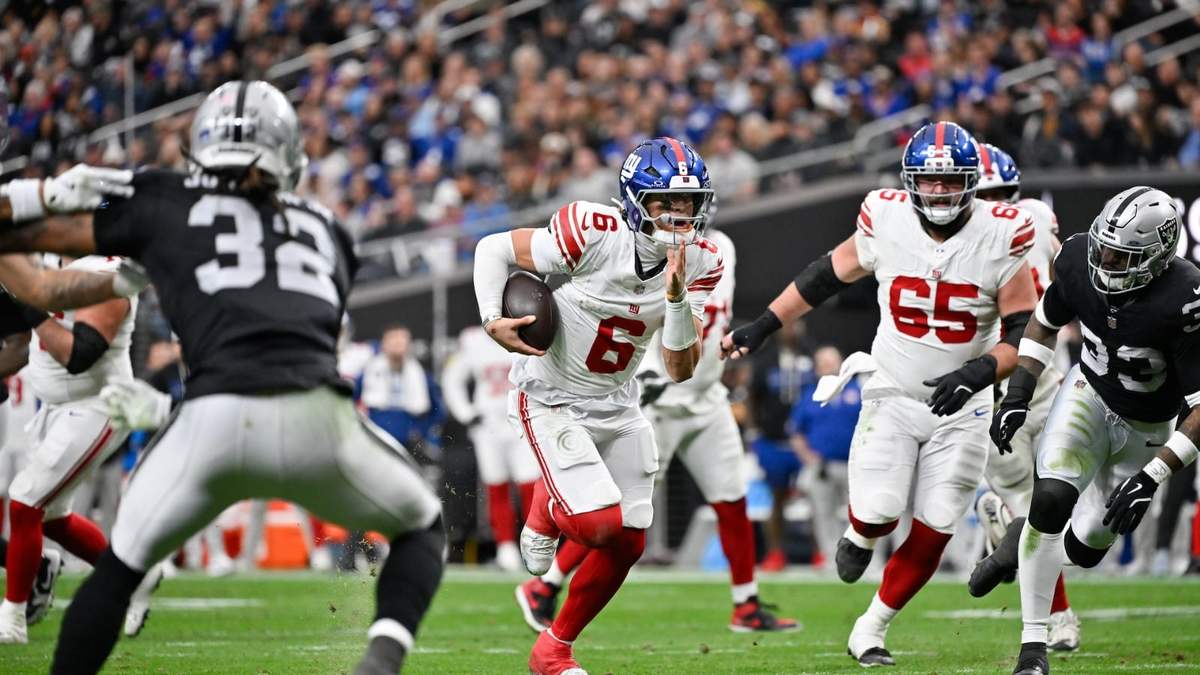 Jaxson Dart, quarterback de los Giants de Nueva York, corre rumbo a la zona de anotación