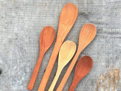 En 5 minutos y sin fregar: el truco para dejar tus cubiertos de madera como si recién los estrenaras