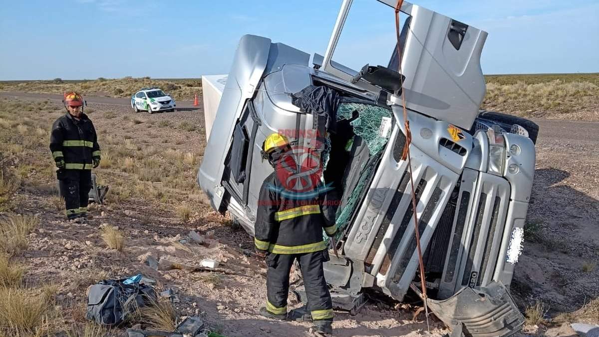 Bomberos de Roca asistieron al conductor de un camión que volcó. Fuente: ( Facebook Bomberos Roca)