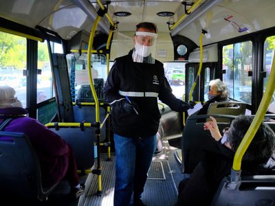 Tensión por el "desmadrado" uso del transporte público en pleno pico del coronavirus