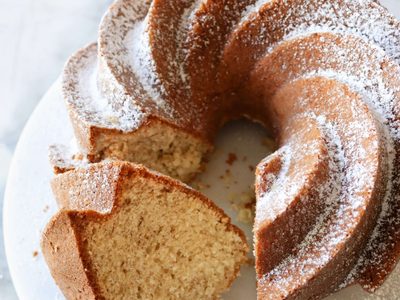Torta de banana: la receta exprés de Agustina Cherri para festejar en casa el Día de la Niñez