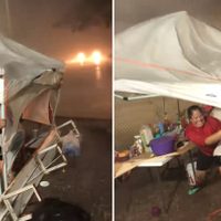 Se viraliza video de vendedora de elotes que se aferra a mantener su puesto en plena tormenta