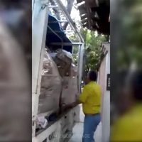 Juchitecos captan supuesta descarga de despensas en el domicilio del secretario del ayuntamiento (Video)