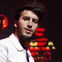 A los besos y en la vía pública: Sebastián Yatra y el video que fue sensación
