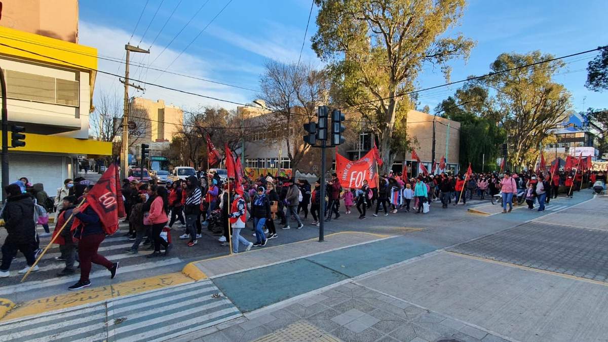 Denuncian que el Ejecutivo aun no les entrega la leña acordada para calefaccionarse. Fuente: (Javier Manzano)