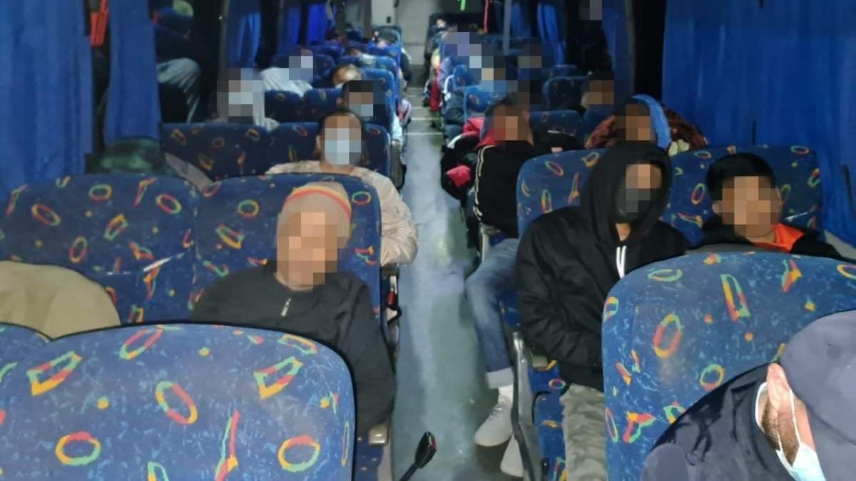 Los migrantes detenidos en un autobús turístico