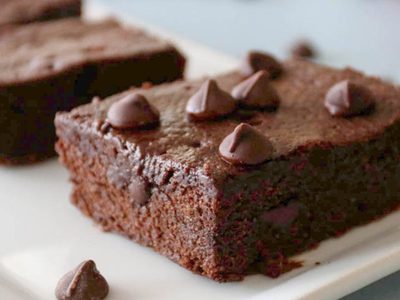 En pocos minutos, prepará este brownie con yogur y bajo en calorías para disfrutar de un dulce sin culpa