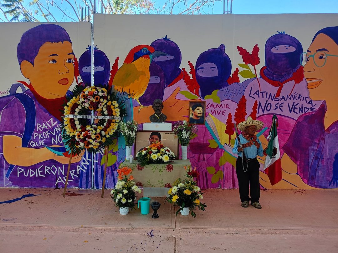 Mural y altar instalados en la escuela que lleva el nombre de Samir. Foto Estrella Pedroza