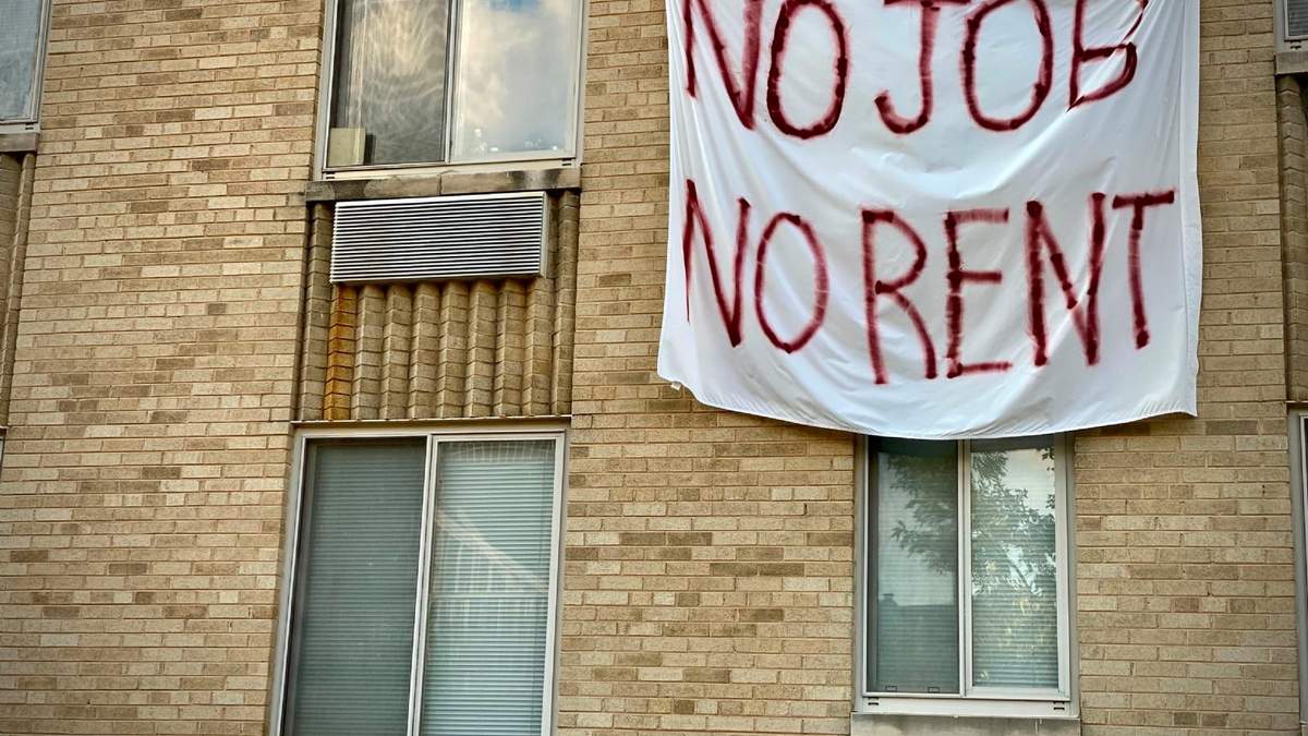 Un cartel cuelga sobre una ventana en Estados Unidos y dice: "Sin trabajo no hay renta". Fuente: (Twitter)
