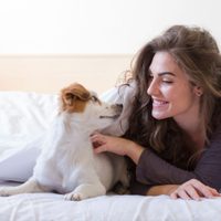Día Mundial del Perro: Qué dice la ciencia sobre dejar que tu mascota duerma contigo