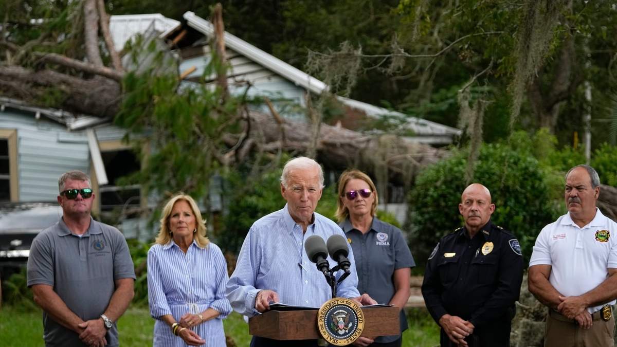 El presidente Joe Biden habla frente a una casa dañada por el huracán Idalia en Live Oak, Florida