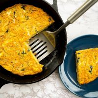 Una comida rápida y con pocos ingredientes: tortilla de papas rellena, sin aceite y usando un solo sartén