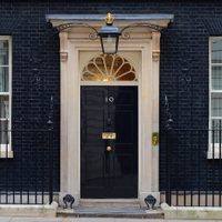 Downing Street suma una nueva salida por la puerta de atrás con la dimisión de Johnson