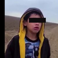 “Botado” en la frontera con EU, niño migrante suplica por ayuda a un agente