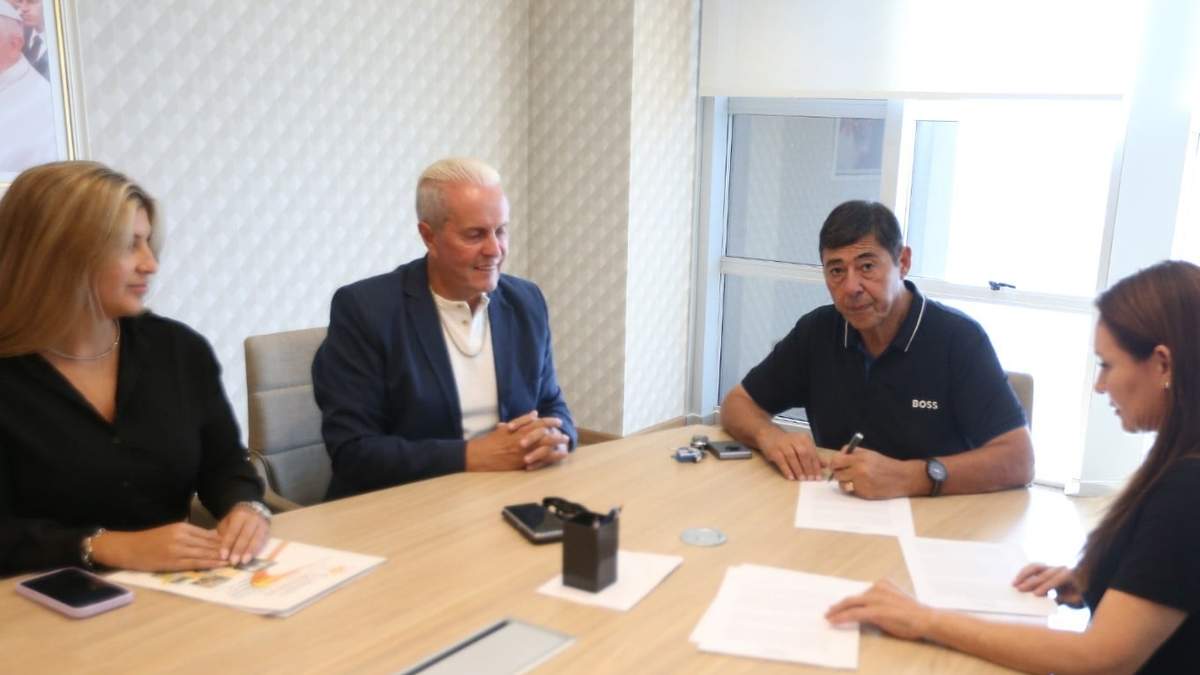 Marcelo Rucci, dirigentes petroleros y Eduardo Nelson Muñoz del Colegio Millaray. Fuente: (Prensa Petroleros)