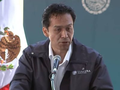 “Si quieren cambiar el sistema machista, lean libros”, pide Marx Arriaga, funcionario de la SEP