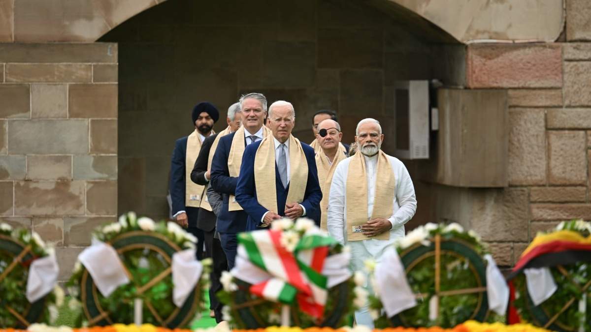 El primer ministro indio Narendra Modi y el presidente estadounidense Joe Biden junto con otros gobernantes en un monumento en honor a Mahatma Gandhi