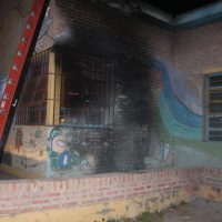 Desconocidos incendiaron un colchón en el Jardín 22 y provocaron daños