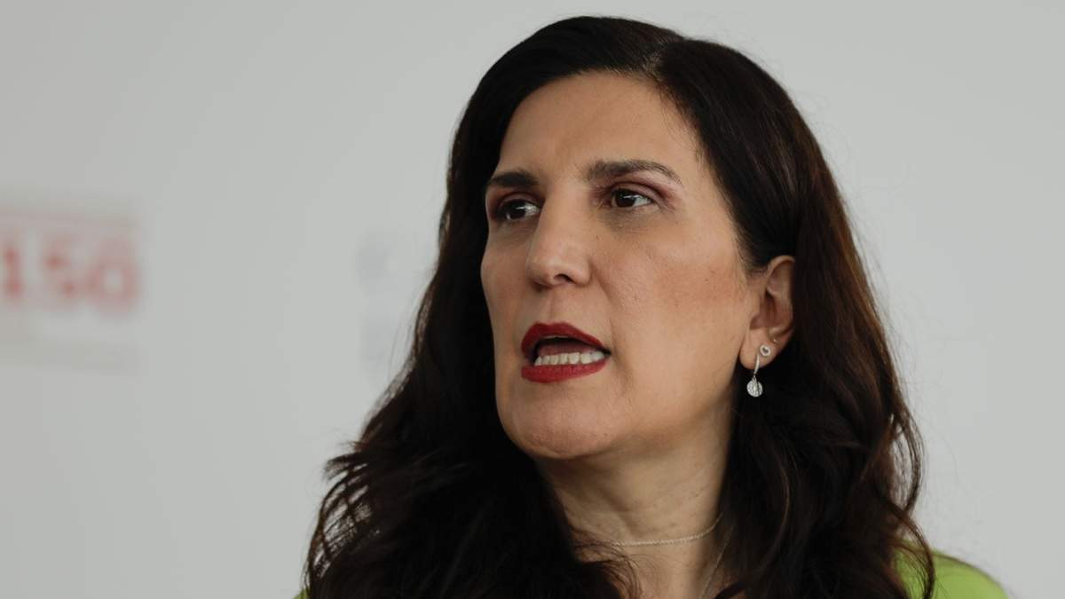 La senadora en conferencia