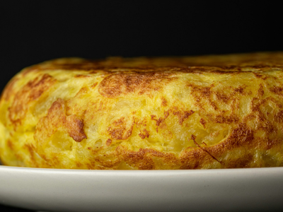 Tortilla de papa rellena: crocante por fuera y cremosa por dentro, una receta que no falla para un almuerzo tentador
