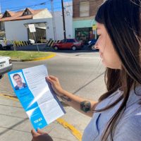 Darío Martínez entrega su currículum vitae a ciudadanos de Neuquén para que lo voten