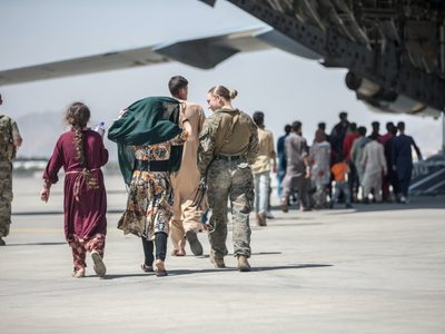 Temor por un nuevo ataque en Kabul: aceleran los operativos de evacuación