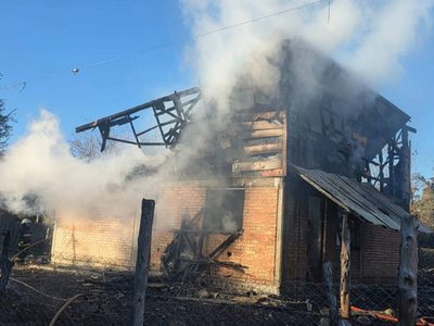 Un incendio destruyó una vivienda en el barrio Intercultural