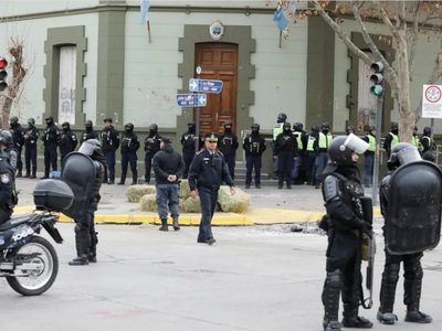 Tobares aseguró que la justicia ordenó el desalojo del acampe mapuche en Casa de Gobierno