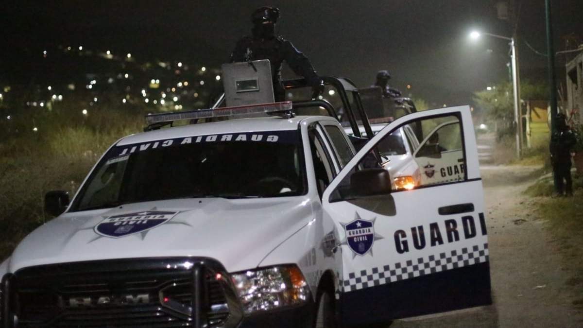 Integrantes de la Guardia Civil de Michoacán acudieron al sitio donde hallaron los cuerpos