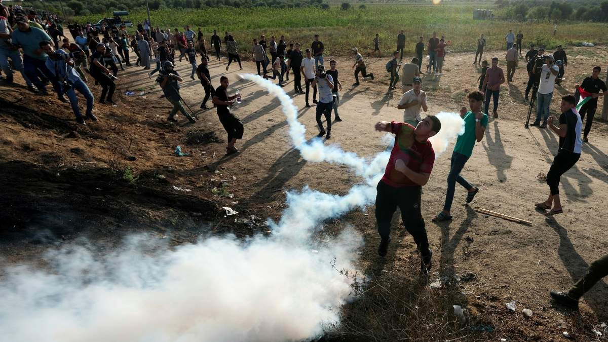 Manifestantes palestinos chocan con fuerzas de seguridad israelíes