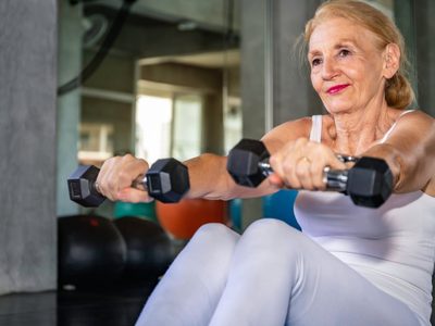 Si tenés más de 60 años y queres mantenerte activa: hacé esta rutina de solo 3 ejercicios