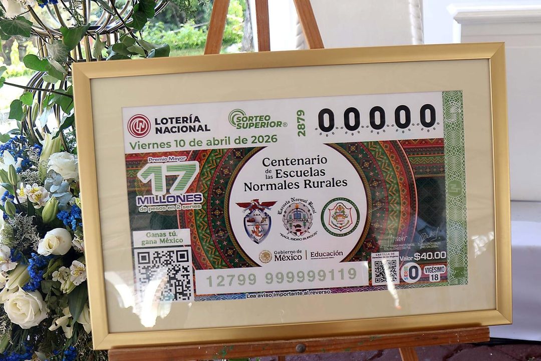 Billete conmemorativo de la Lo tería Nacional por el centenar io de la Normal de Ayotzinapa  Foto Jose Luis de la Cruz