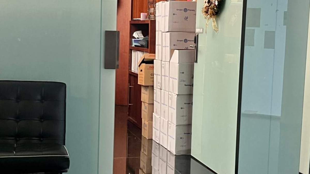 Cajas con los libros de AMLO en oficinas de los senadores oficialistas