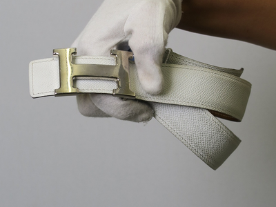 El truco de los expertos para limpiar tu cinturón blanco y dejarlo tan reluciente como si recién lo compraste